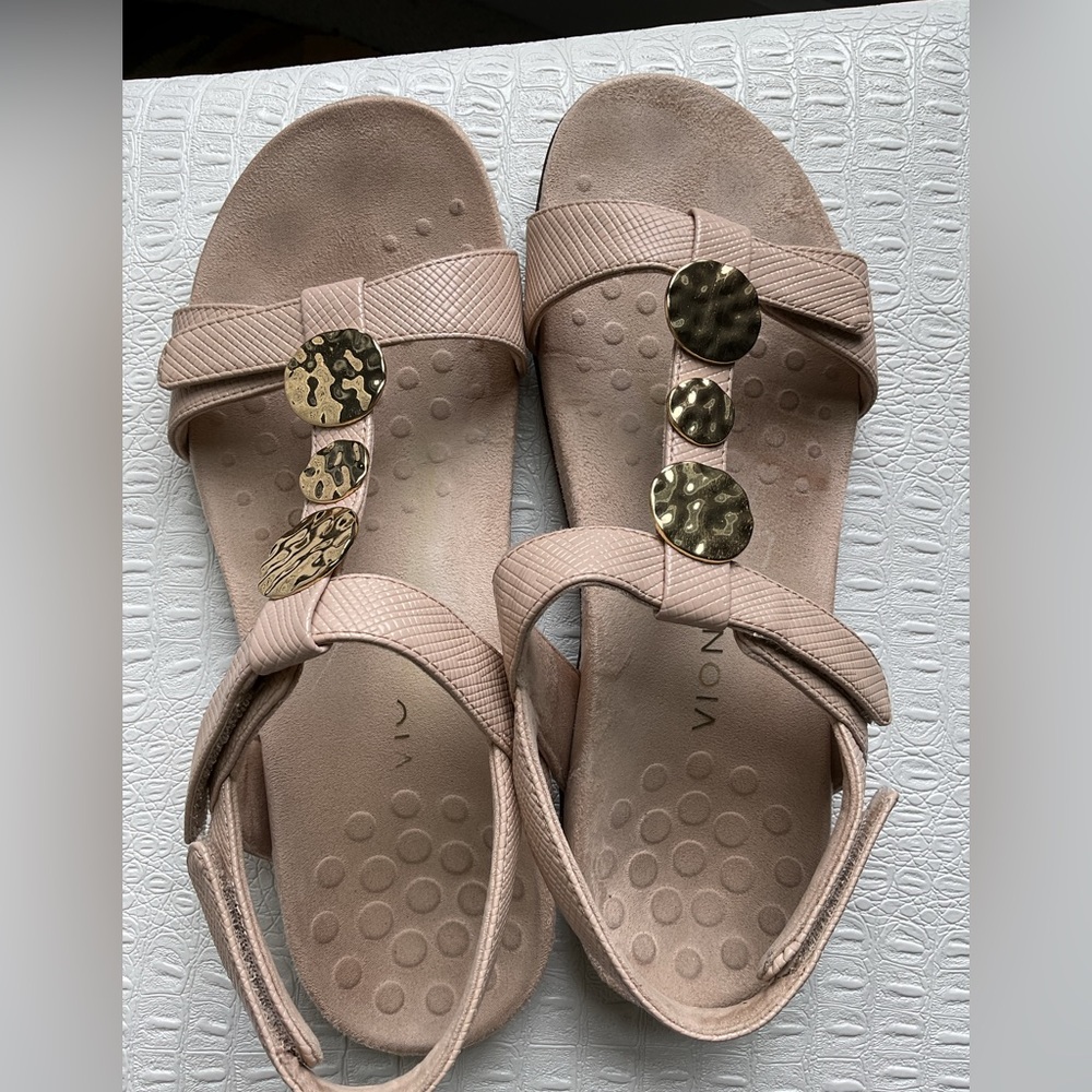 Vionic Women's Sandals in Beige with Gold Accents size 11